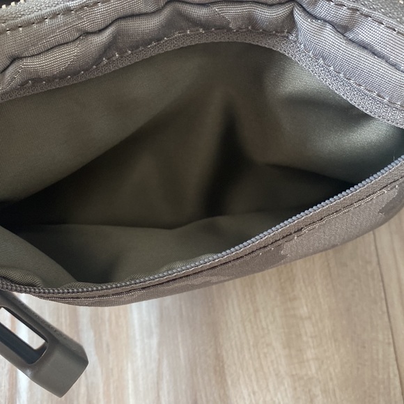 โค๏ธ Lululemon OG Everywhere Belt Bag Grey Camo HAGI NWT - Picture 8 of 8